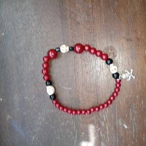Men's hand beaded bracelet with skulls.